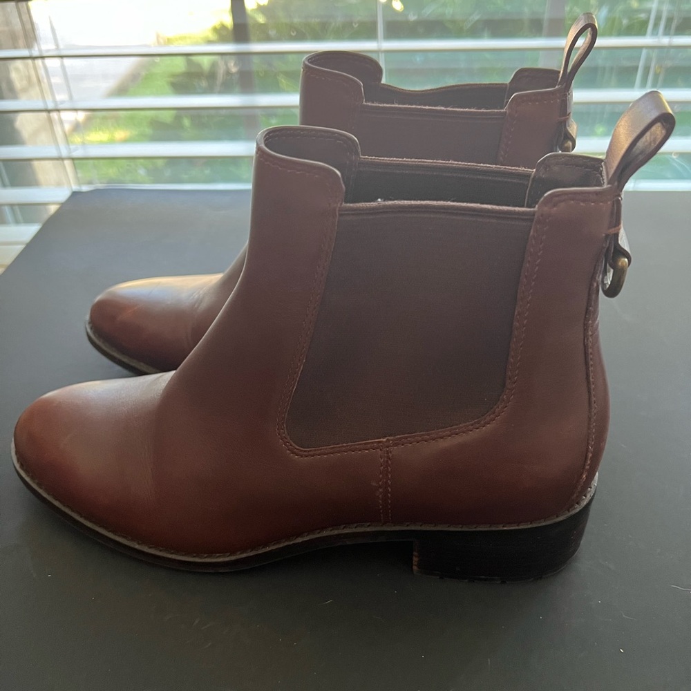 Cole Haan ankle boots size 8.5 leather brown waterproof
Perfect for cold weather
